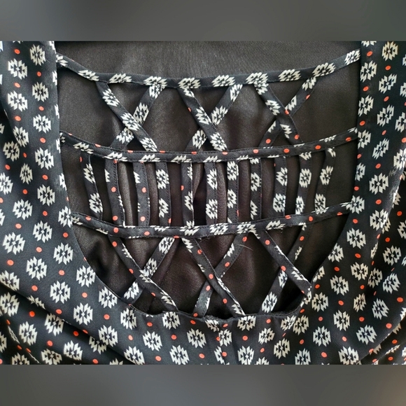 Dress with asimetrical design.  Sz M. - Picture 4 of 6